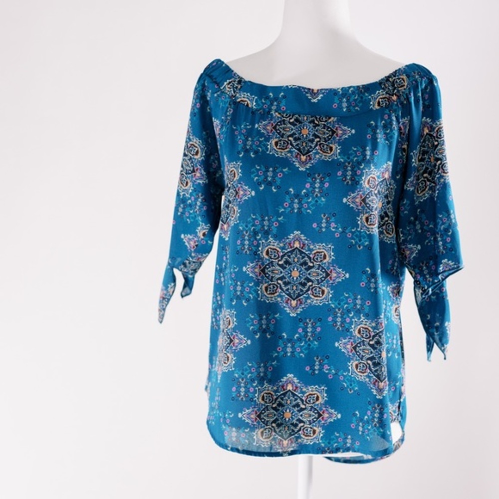 Off the shoulder top!! Size Small